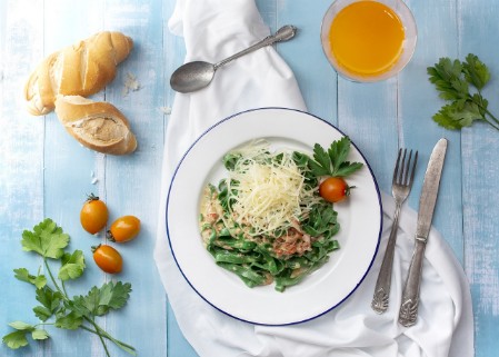 Gutes Essen Tisch gedeckt