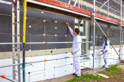 Handwerker mit Baugrerüst