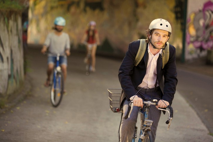 Radfahrer mit weißen Helm