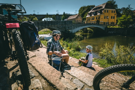 Radpause vor Brücke