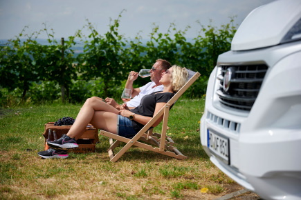 Sonnenpause vor dem Wohnmobil