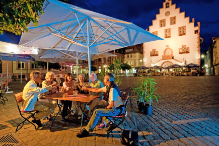 Weinrunde unterm Sonnenschirm