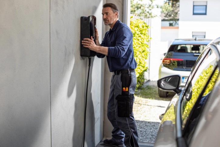 Mann an der Wallbox