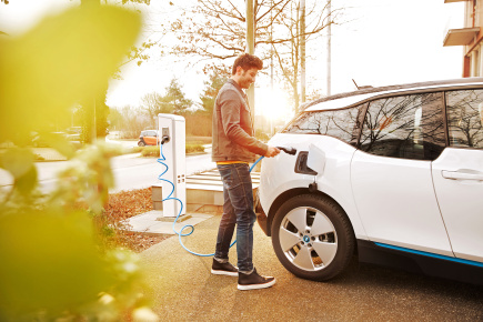 E-Auto an Ladestation