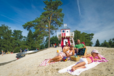 Familie im Sonnenschein am Strand