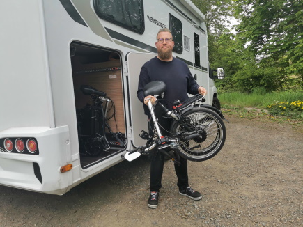 Faltrad vor Wohnmobil