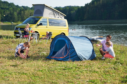 Zelt mit gelben Wohnmobil